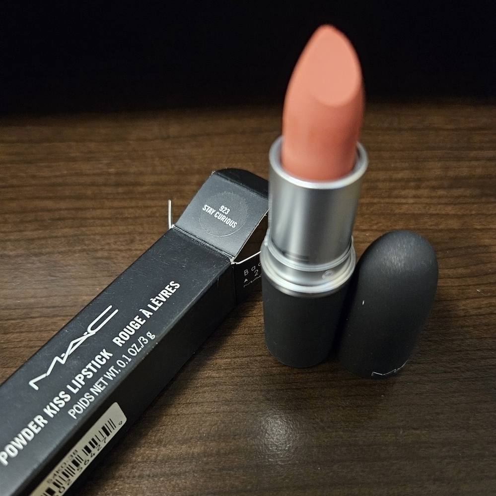 Mac POWDER KISS LIPSTICK on Stay Curious 923 (NIB)